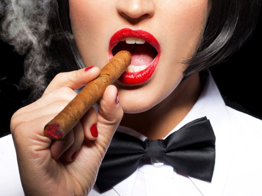 How to Properly Hold a Cigar Like a Pro