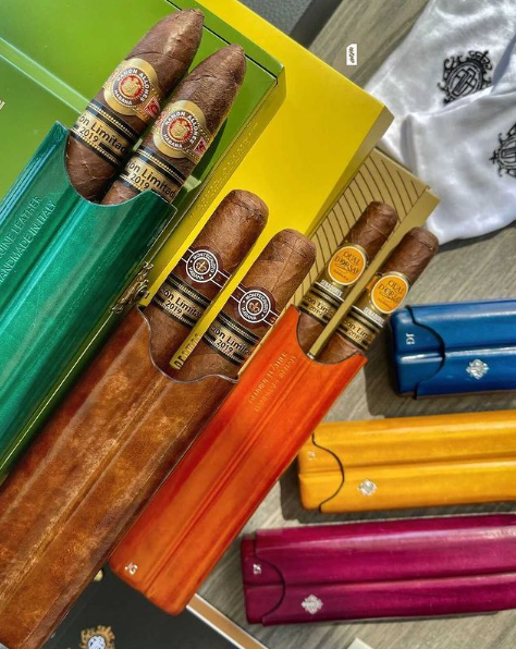 Artigiani Del Re Cuban Robusto Lounge Leather 2-Finger Cigar Cases - Lifestyle