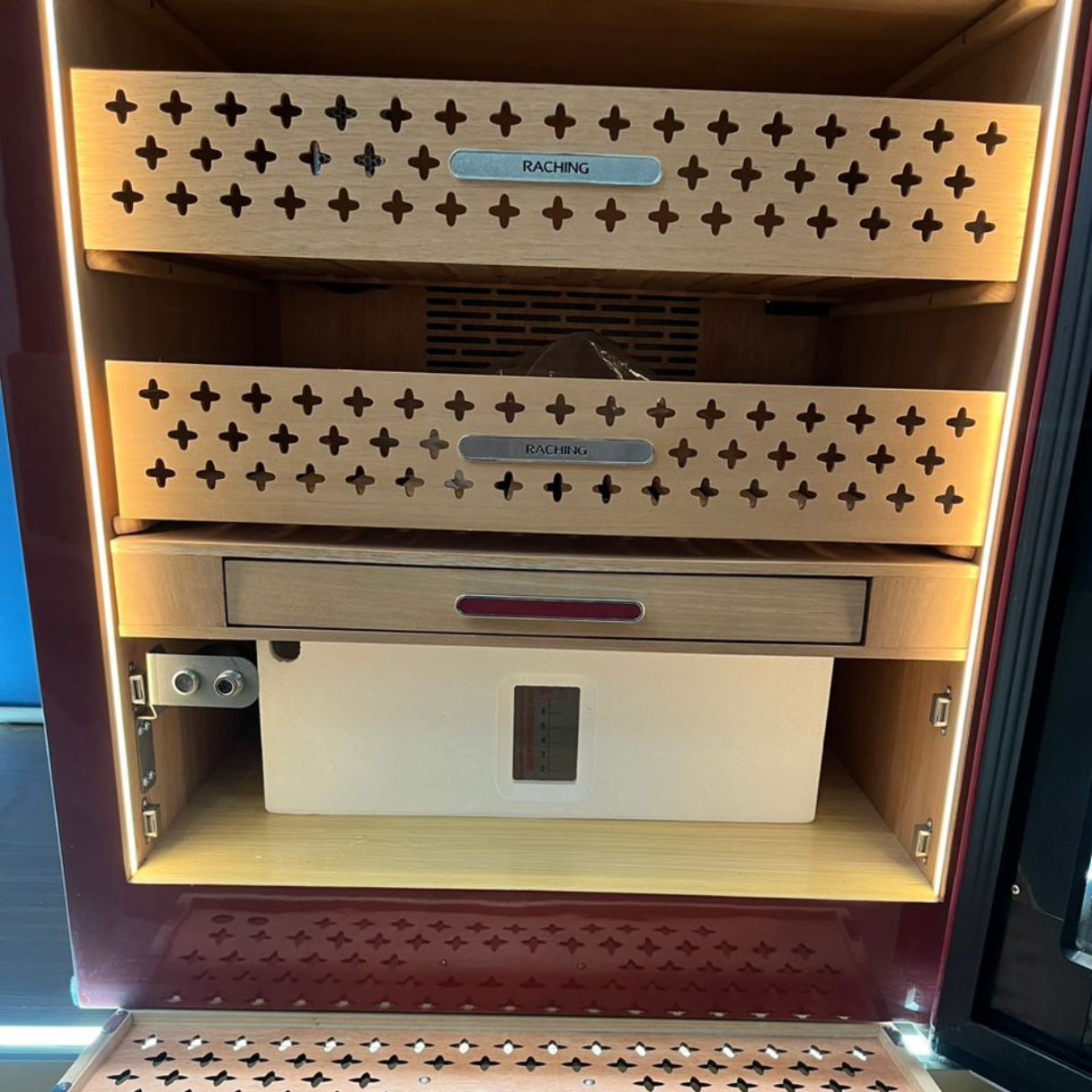 Raching Reserva RR Series 3000-Cigar Electric Humidors - Interior Details 2