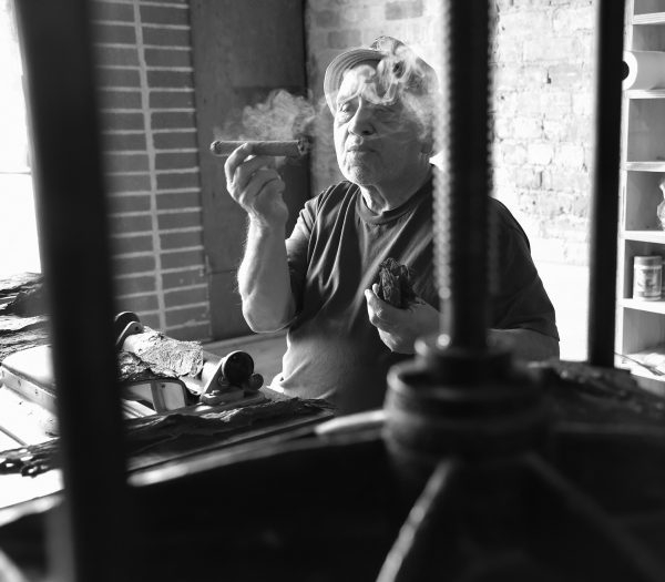 Una experiencia cubana en el salón de humidores de cigarros Northwoods Humidors