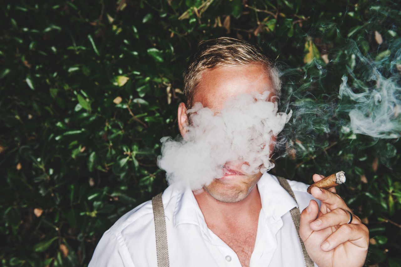 رجل يدخن سيجارا