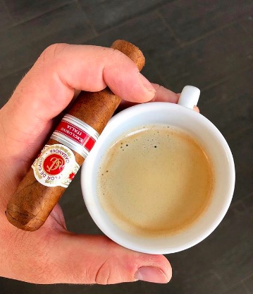 مقابلة مع المؤثر Ken Stemler Germany Cigar Blog Hand with Cigar and Coffee