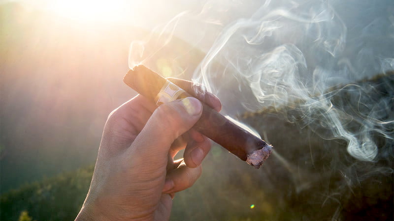 Entretien avec l'influenceur Ken Stemler Allemagne Cigar Blog Hand with Cigar